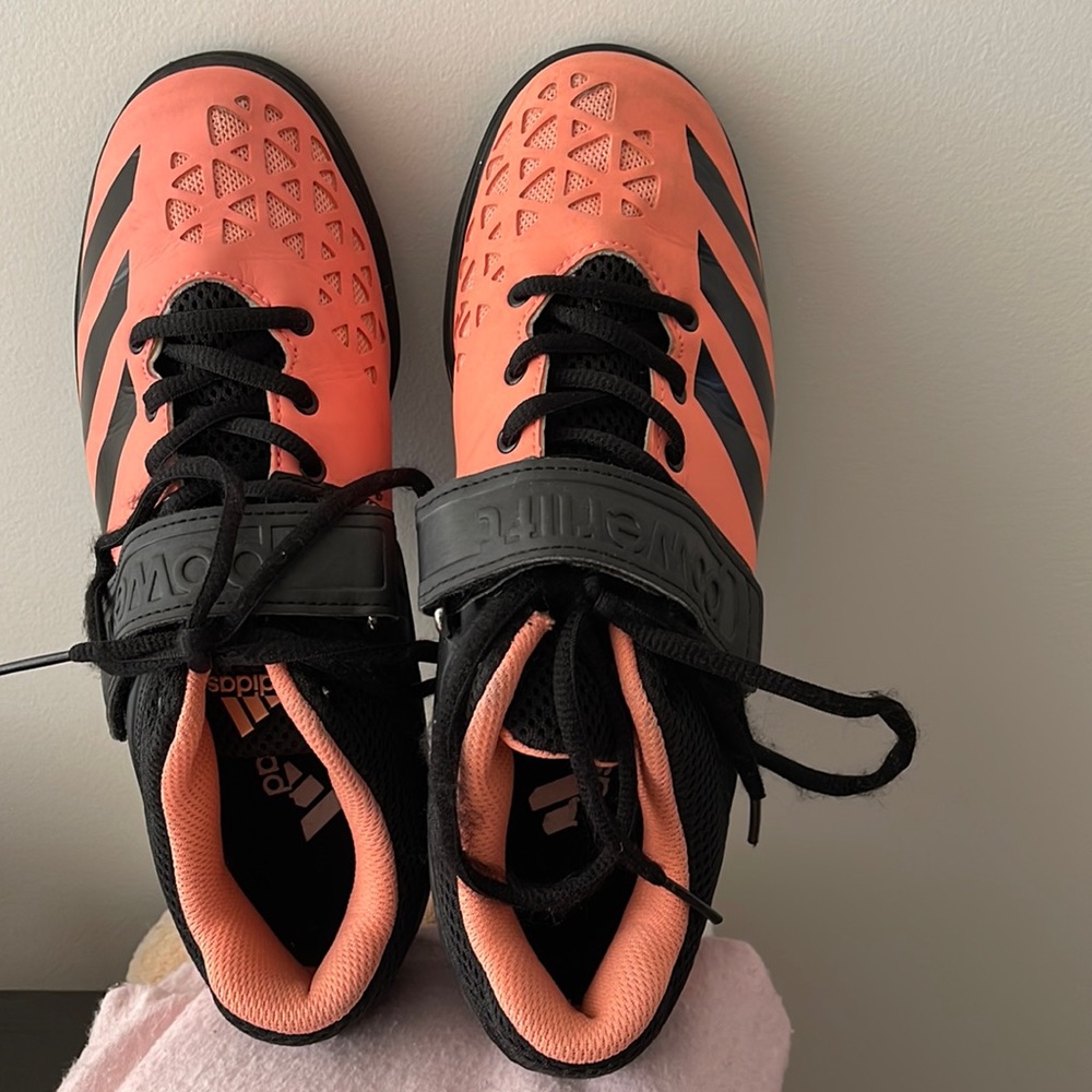Weightlifting shoes